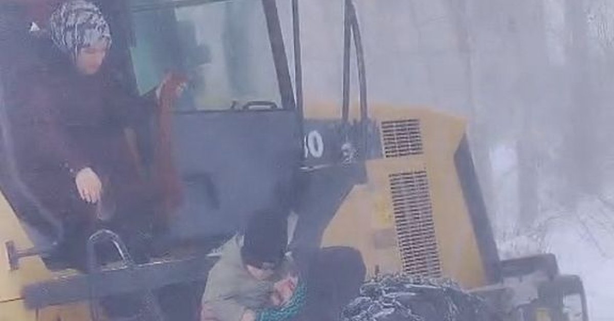 Tipi vardı araçlar yolda kaldı… Kepçe ile eve servis