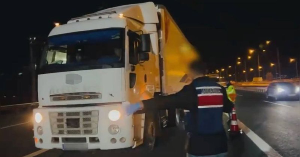 Osmaniye’de durdurulan TIR’da 1 milyon liralık kaçak makaron ele geçirildi