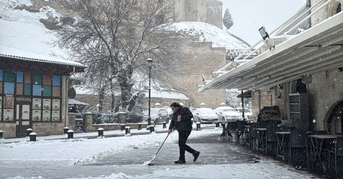 Son dakika: Gaziantep’te etkili olan kar yağışı nedeniyle uçuşlar iptal edildi
