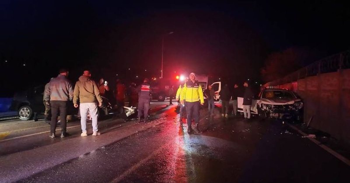 İzmir’de iki otomobil kafa kafaya çarpıştı: 2’si ağır 6 yaralı