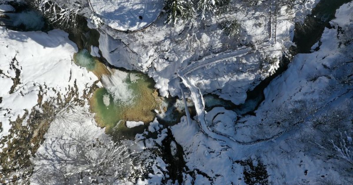Giresun’daki Mavigöl ile Kuzalan Şelalesi beyaz örtüyle kaplandı