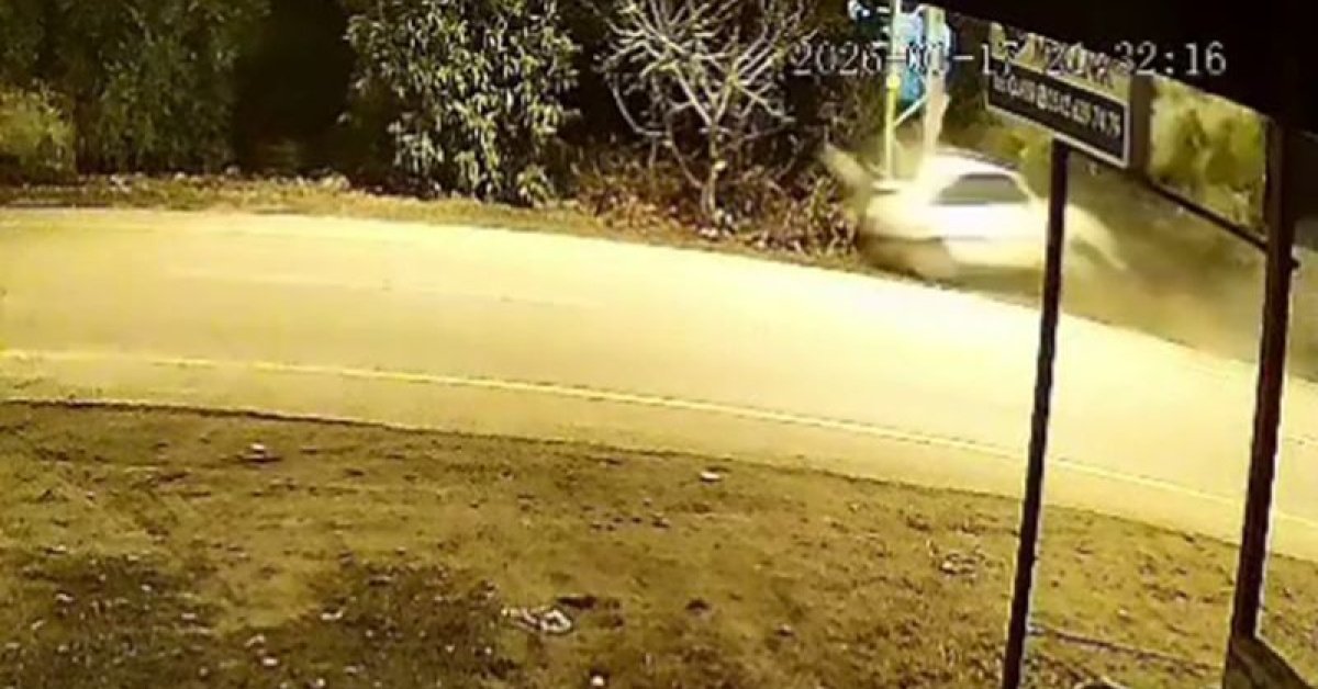 Son dakika: Elektrik direğine çarpan otomobil 18 yaşındaki gence mezar oldu: Feci kaza kamerada