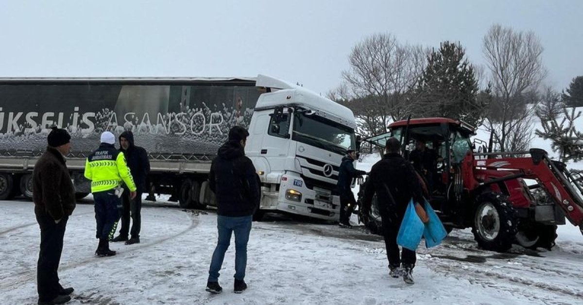 Son dakika: Ardahan’da TIR kaydı, uluslararası kara yolu ulaşıma kapandı