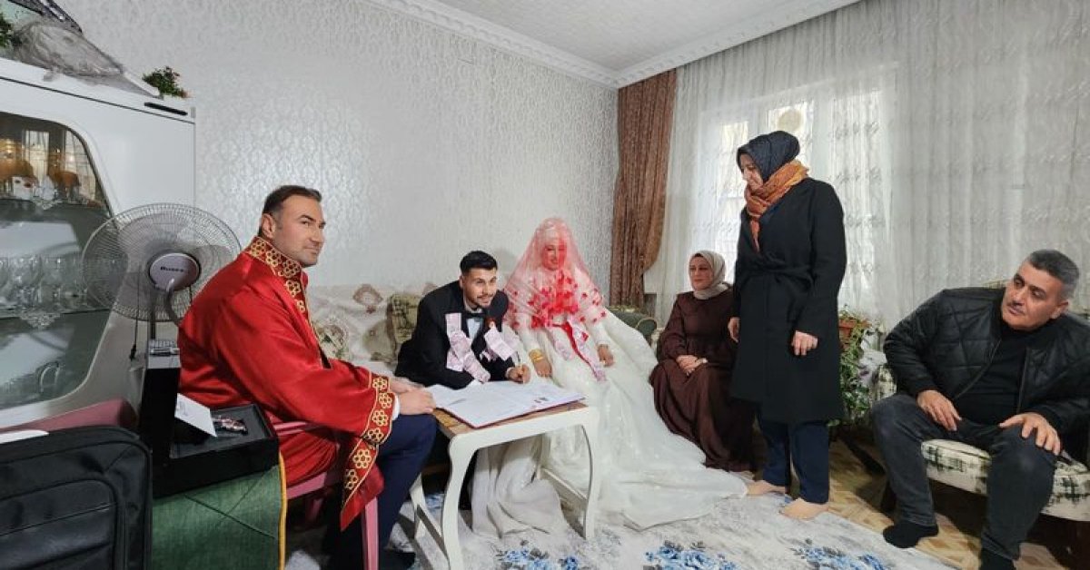 Gaziantep haberleri: Kar esareti! Salona gidemeyince nikahları evde kıyıldı
