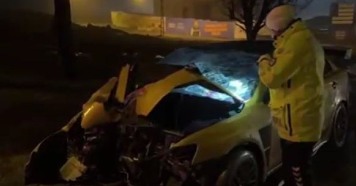 Arnavutköy’de otomobil elektrik direğine çarptı: 5 yaralı