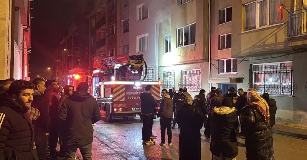 Eskişehir’de 3 katlı binada çıkan yangın söndürüldü