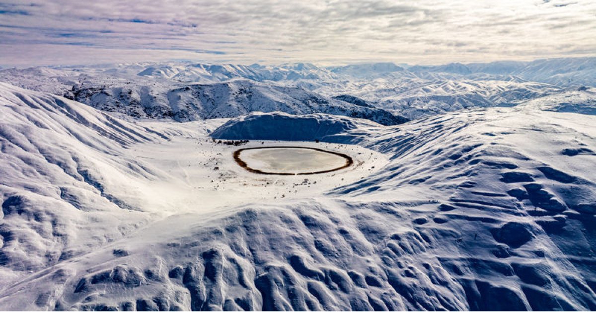 Beyaz örtüyle kaplanan Polat Gölü havadan görüntülendi