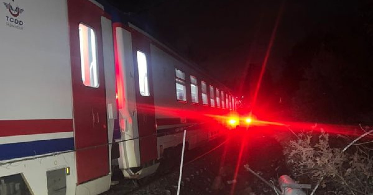 Balıkesir’de toprak kaydı, tren raydan çıktı!