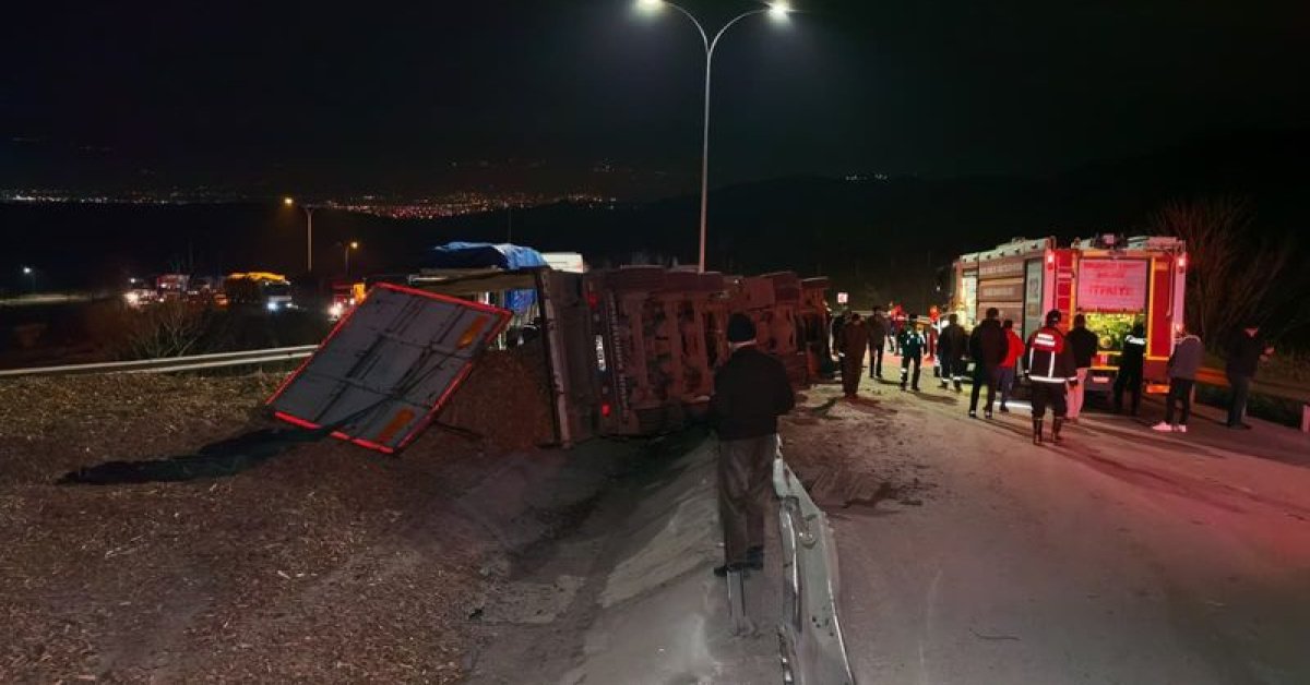 Talaş yüklü TIR devrildi: 1 ölü
