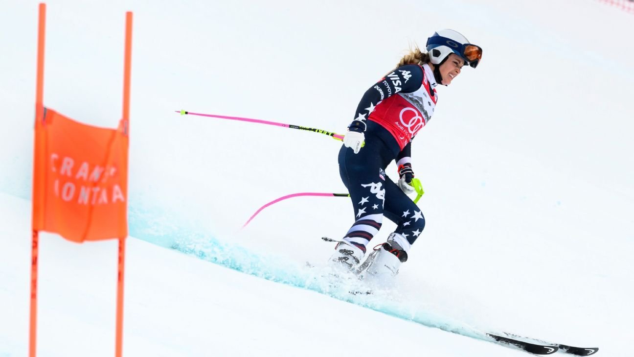 Vonn crashes, limps off in final test run, week before Olympics