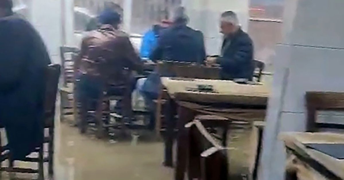 Dışarıda sel, masada el