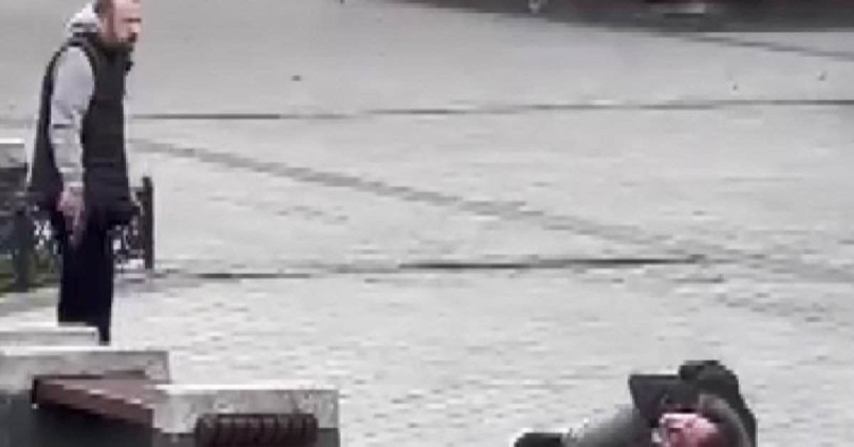 Son dakika: Mısır Çarşısı’nın girişinde silahlı saldırı; vurduğu kişinin başında bekledi