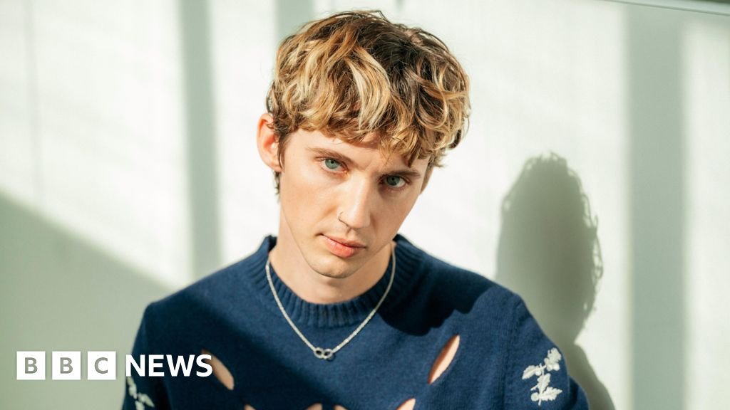 Cosmetic surgery doctor sorry for upsetting singer