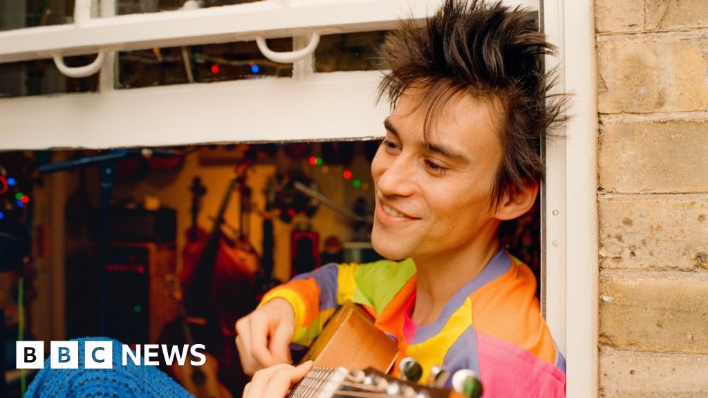 Singing can overcome teenage isolation, says Grammy-winner