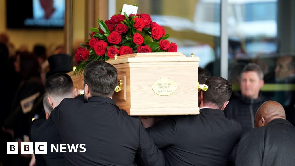 Football 'Picasso' John Robertson honoured at funeral