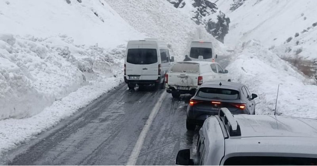 Hakkari-Van yolunda çığ düştü! | Son dakika haberleri