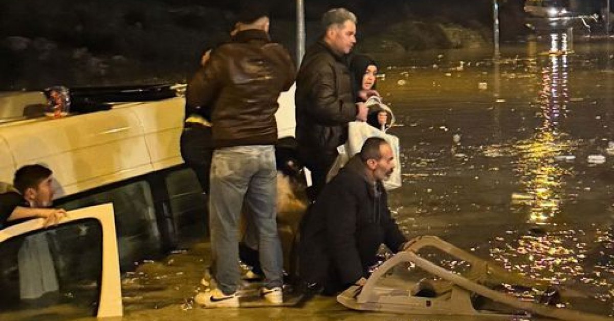 Minibüs suya gömüldü, korku dolu anlar yaşandı!