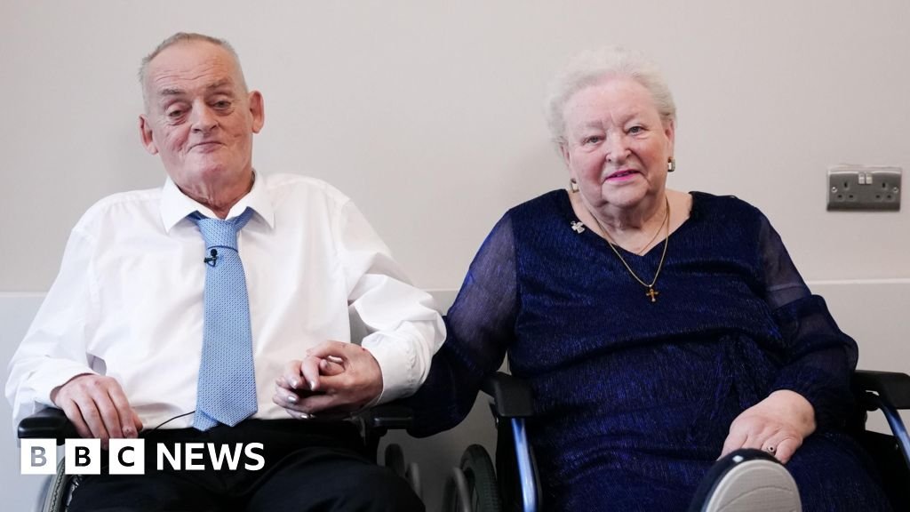 'I love her to bits' – elderly couple get engaged in care home