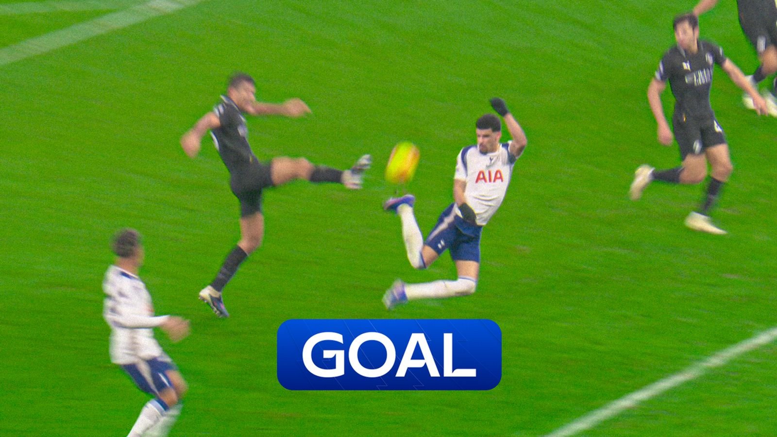 'Extraordinary!' | Solanke scores sensational SCORPION KICK equaliser