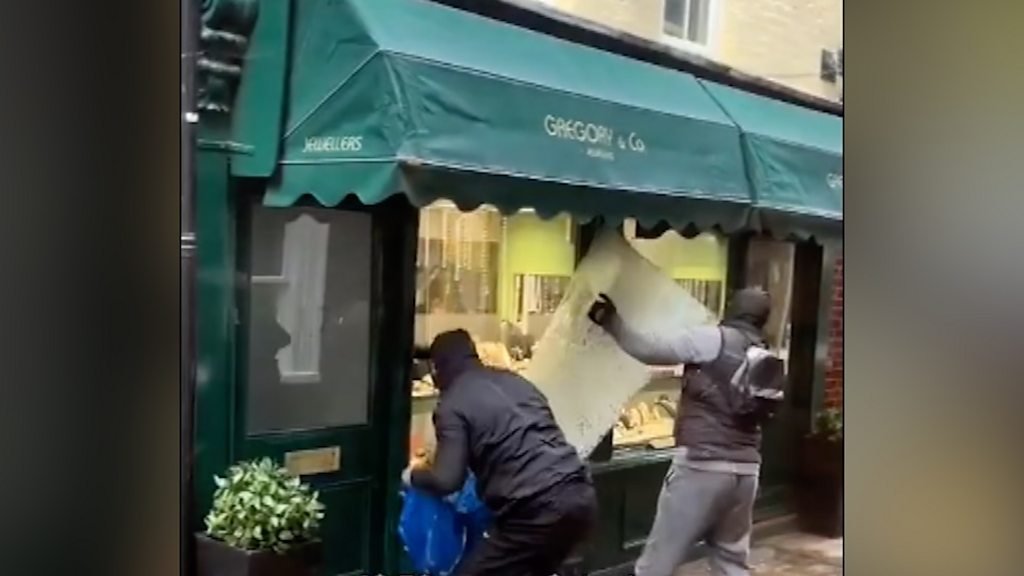 Burglars raid Richmond jewellers in daytime break-in